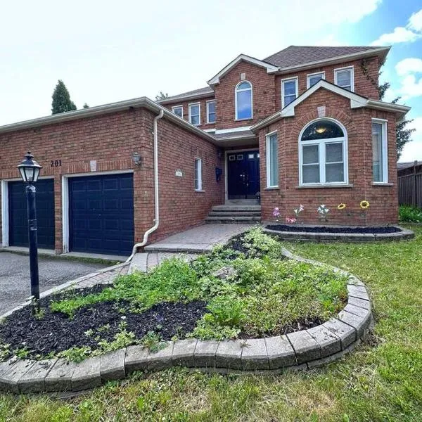 Neighborhood friendly House in Barrie!, hotel v destinaci Barrie