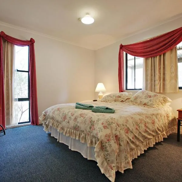 Serenity Grove، فندق في Broke