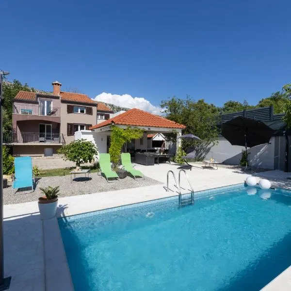 Holiday Home Zrincy、Srinjineのホテル