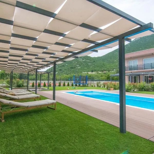 Villa Sky D 9&1 with tennis court and heated pool, hôtel à Omiš