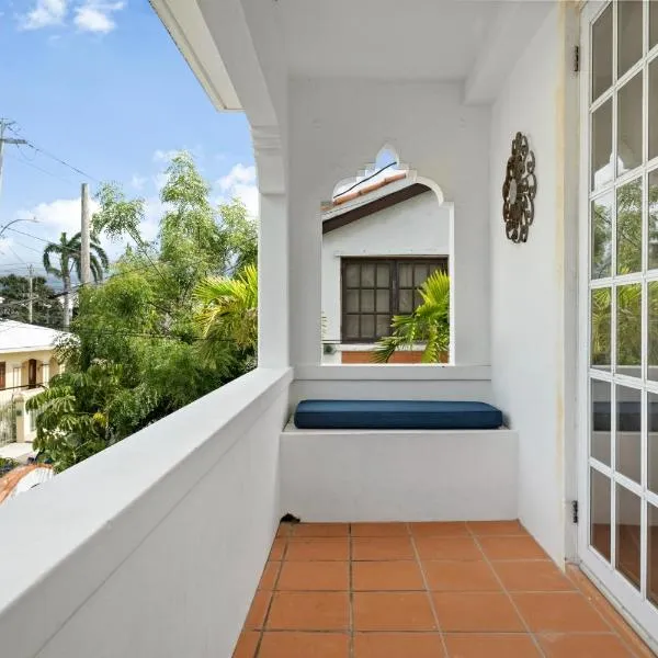 Breezy beach apt, steps to the sand! Full AC too - 18 Up，位于圣胡安的酒店