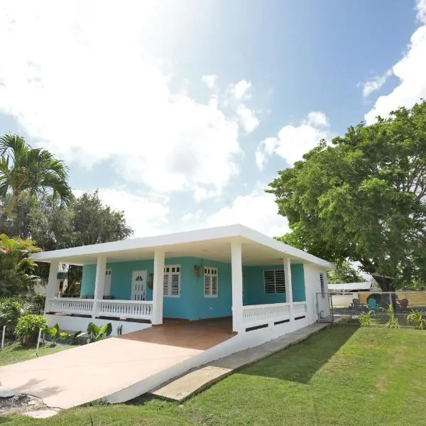 Casa Lula Beach Retreat - Fenced backyard, hotell i Arecibo