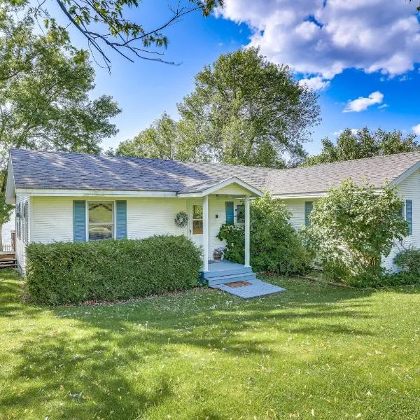 Waterfront Family Cottage on Lake Champlain, Hotel in Swanton