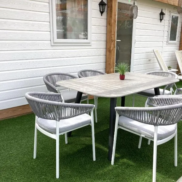 Chalet Between Ostend and Bruges, hotel in Jabbeke