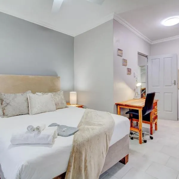 Luxurious self-catering villa, step-free and pet-friendly, hotel em Centurion