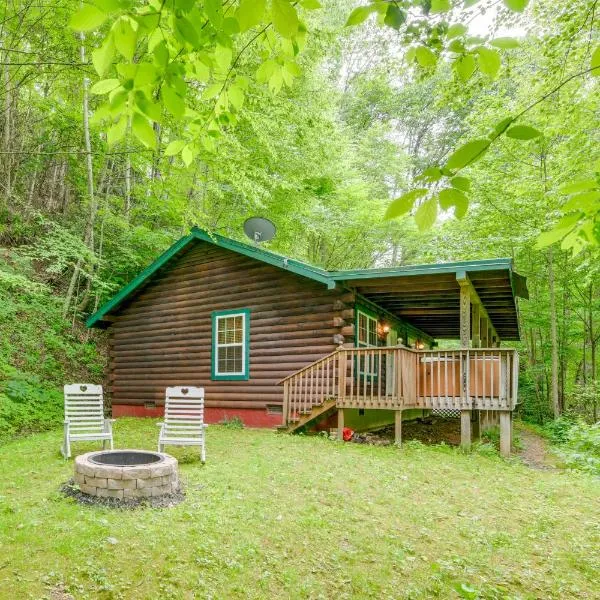 Serene Maggie Valley Retreat with Deck and Hot Tub!, hotel in Maggie Valley