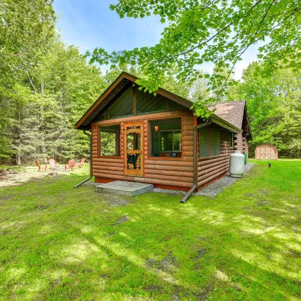 ‘Cardinal Pines’ Cabin on 8 Acres - Dog Friendly!, hotel di New Berlin
