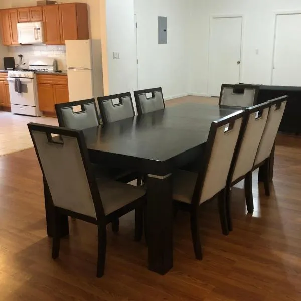 Large and private apartment can sleep up to 8 people comfortably with direct NYC Manhattan train only 5 minute walk away, hotel v destinaci Elizabeth