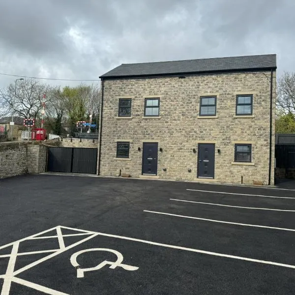 Newly constructed town house next to the canal with Private Car Park, hotel v destinaci Keighley