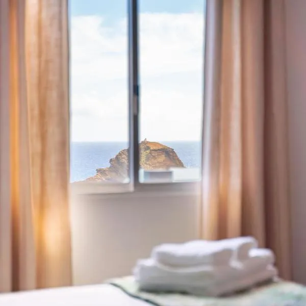 Lighthouse view- POOL VILLA, hotel v destinaci Porto Moniz