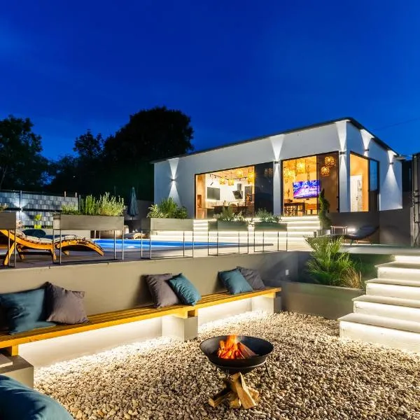 Jackal Holiday House with a heated pool and a jacuzzi، فندق في Lovreć