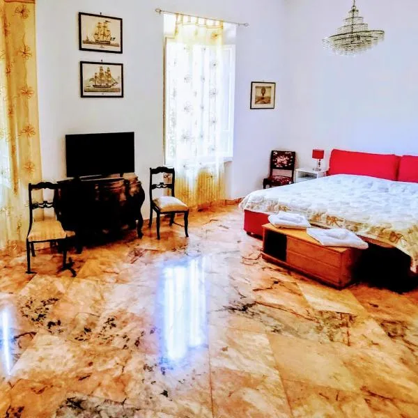 GABRY'S HOME Three-Bedroom Big Apartment near city center & train station to Pisa and Florence & ferries to Sardegna Corsica, hotel v destinácii Livorno