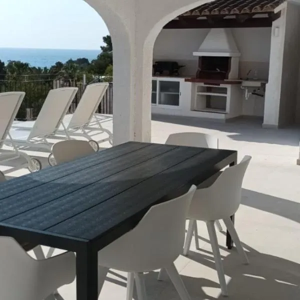 Meerblick, Apartment in Villa mit Terrasse, Pool und kostenlosen WLAN neu renoviert, hotel in Benissa