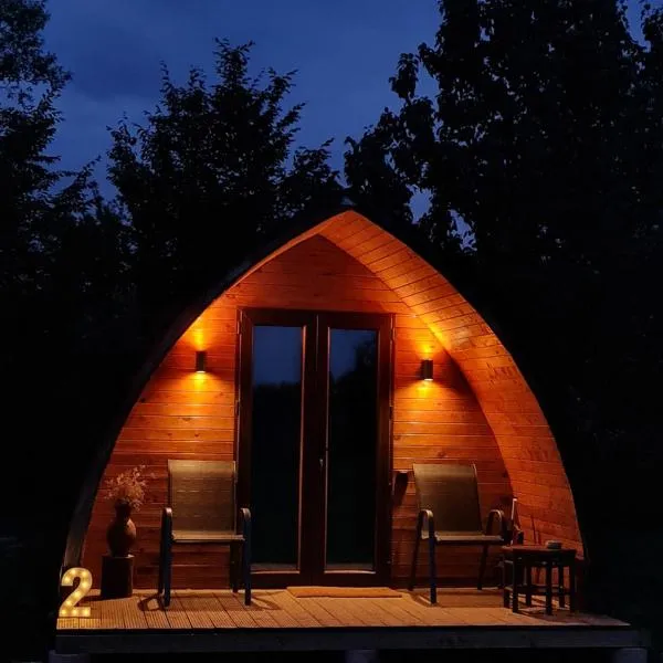 Căsuțe în mijlocul naturii - Wild Camp Avrig, hotel v destinaci Avrig