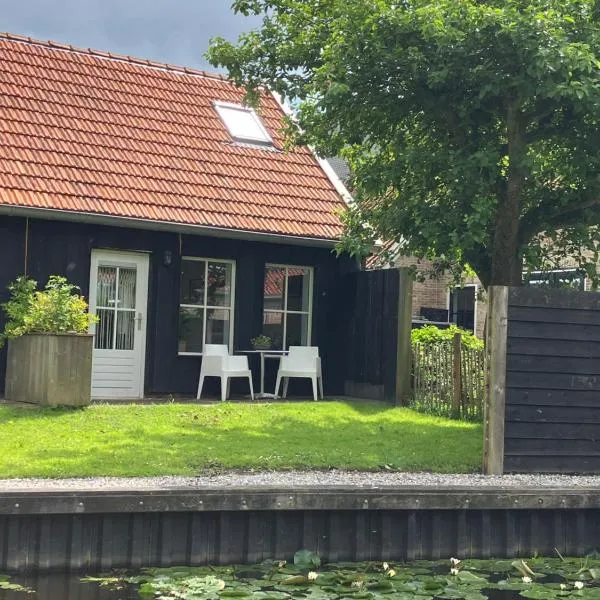 Knus appartement aan het water in Jorwert, hotel in Jorwerd