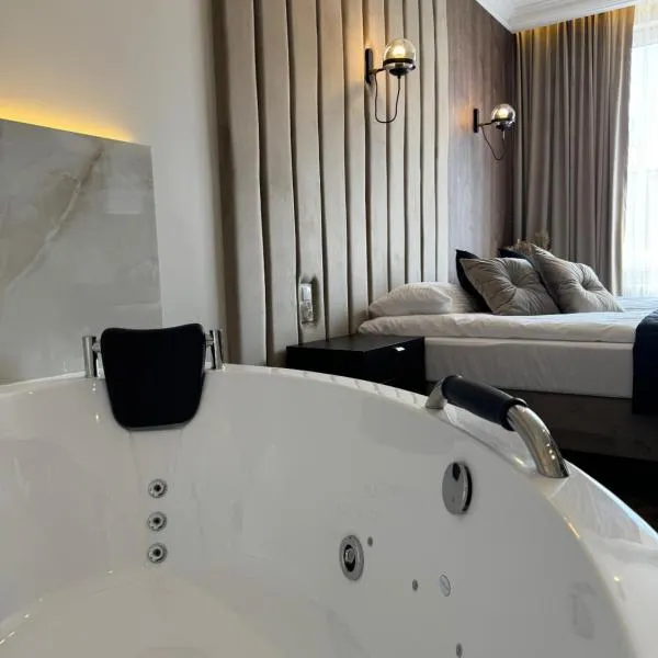 Family & Business Sauna Apartments No7 Złota Centrum VIP Unikat SPA - 3 Bedroom with Private Sauna, Jacuzzi, Balcony, Parking -Piękny Apartament, hotel a Kielce