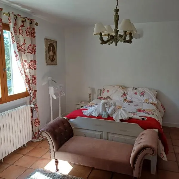 Chambre d'hôte suite Tournesol "Au fond du jardin", hotel in Saint-Saturnin-lès-Avignon