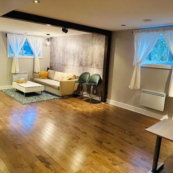 Urban Retreat - 2 Bedroom, 3 Beds, 6 Guests, Free Parking, hotel v destinaci Longueuil