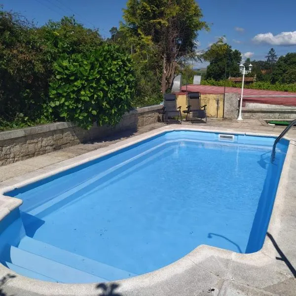 Apartamento con jardín y piscina temporada verano privados, hotel in Samieira