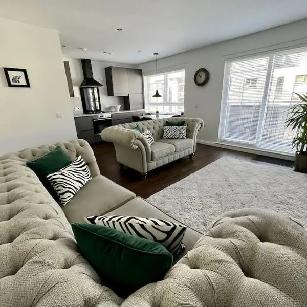 Ultra Modern 2 Bed Apartment in Edinburgh, hotel sa Edinburgh