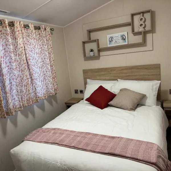 Modern & Blissful Beach Park Holiday Home in Dovercourt, Essex,, hotel in Parkeston