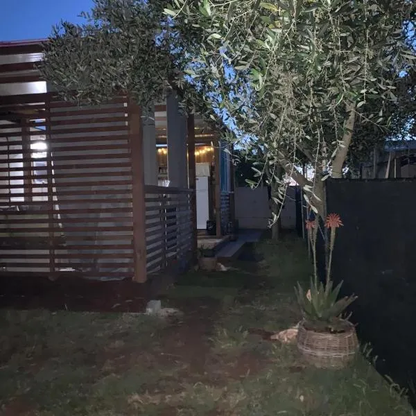 Large camper in the olive grove, hotell i Banjole