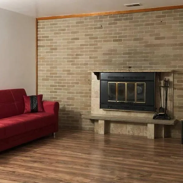 Private house with 4 bedrooms and 2 bathrooms and direct NYC Manhattan train only 10 minute walk away, hotel v destinaci Edison