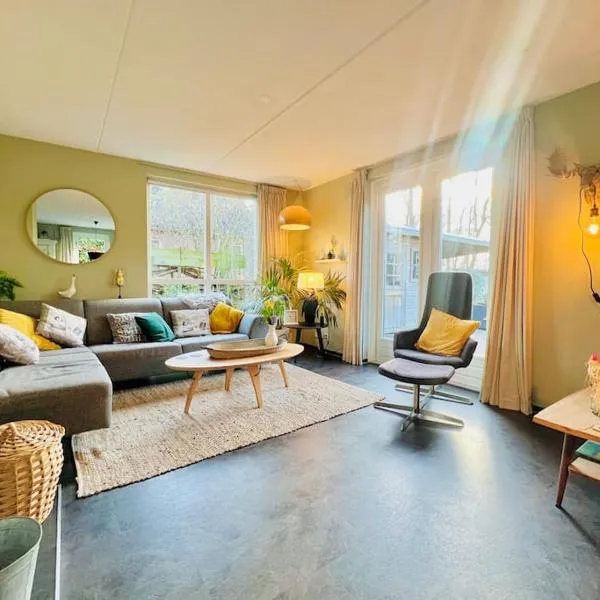 Holland House big garden pool fireplace Nijmegen for 6 people, hotel v destinácii Ewijk
