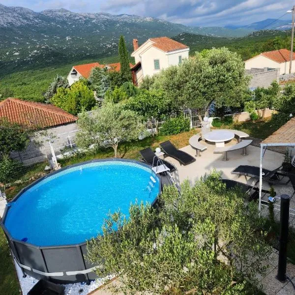 Villa Ivana-20 minutes from Split, hotel em Kotlenice