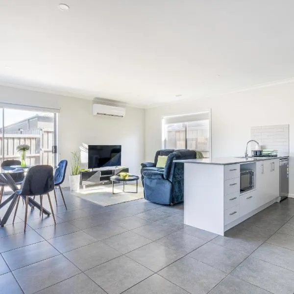 Home away from home, hotel in Wyndham Vale