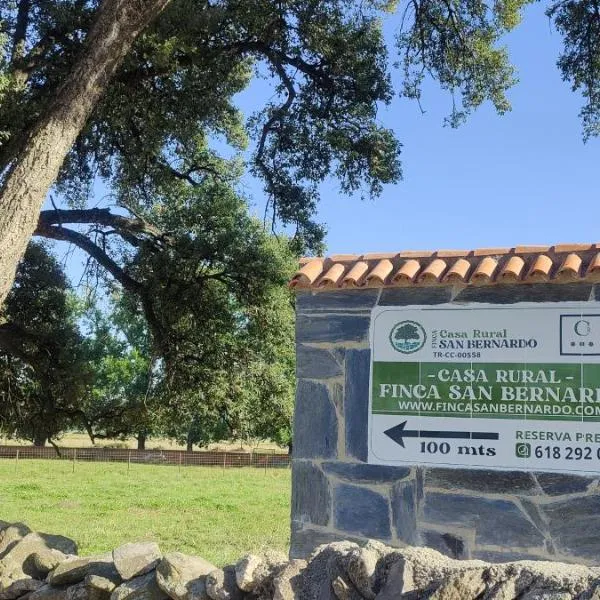 Casa Rural Finca San Bernardo 3 estrellas, מלון בCarcaboso