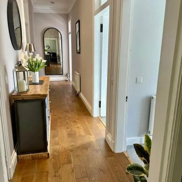 Beautiful spacious apartment in town centre, hotel v destinaci Oban