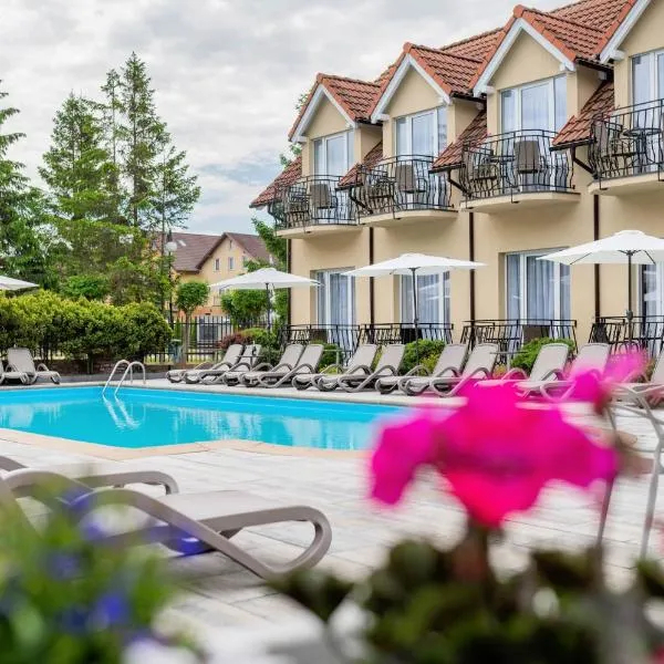 Alcest z widokiem na morze, basenem,, hotel v destinaci Rewal