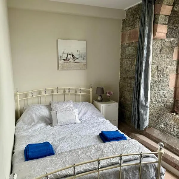 Romantic Chapel Retreat in Snowdonia - Sea Views & Serenity, khách sạn ở Criccieth
