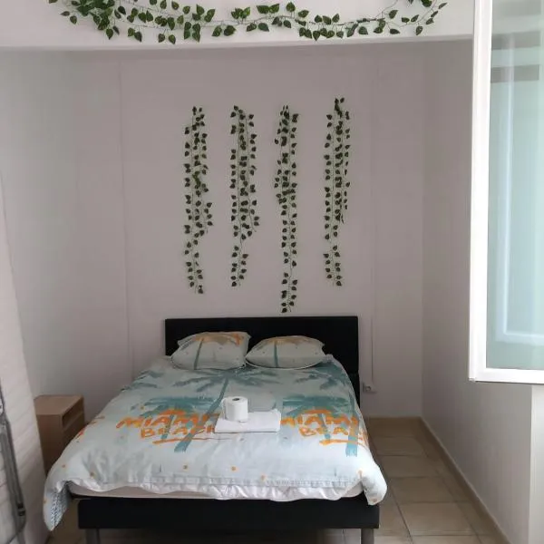 un lit double dans une chambre dans un appartement de 3 chambres en colocation à proximité du centre ville, hotel v destinaci Toulon