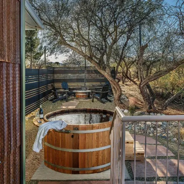 Tu'nlii House Fall Colors, Creek & Hot Tub Magic, hotel in Cornville