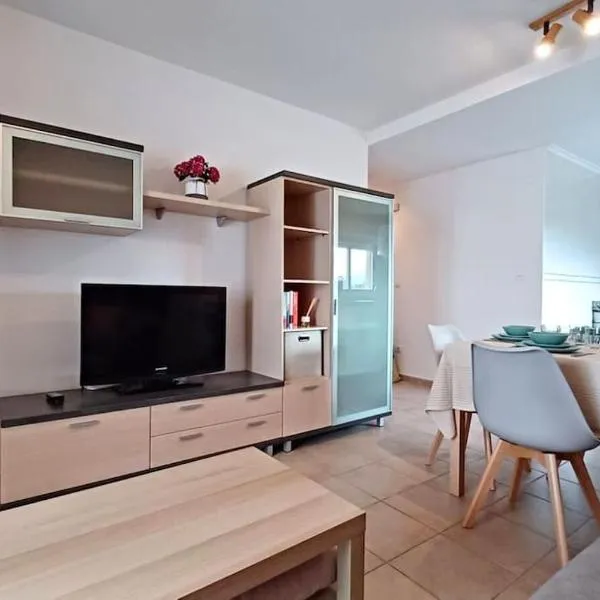 Apartamento con piscina, internet y Netflix、Playa de Gandiaのホテル