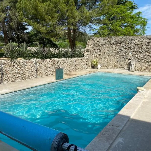 appartement dans propriété privée, Hotel in Saint Julien Les Rosiers