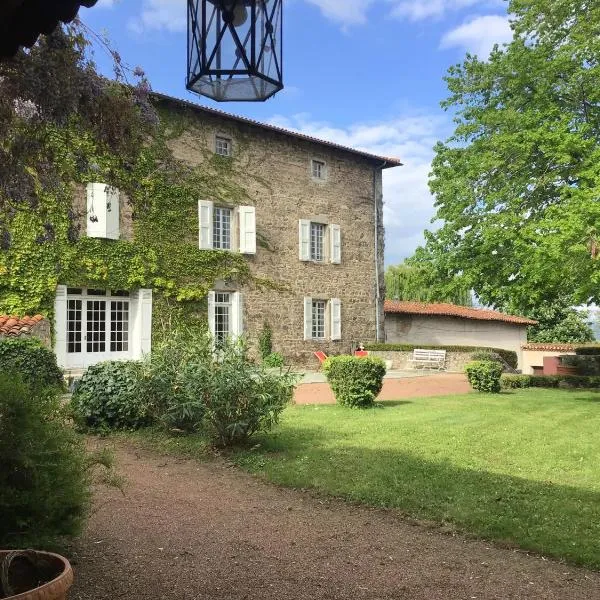 Les Tourellières, hotel Saint-Georges-en-Couzan városában