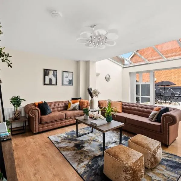 Radiant Retreat Ideal for LegoLand, Windsor, & LHR, hotell i Slough