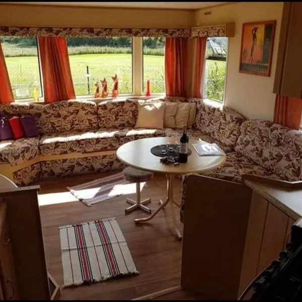 Superdomkikarwia, hotel a Karwieńskie Błoto Pierwsze