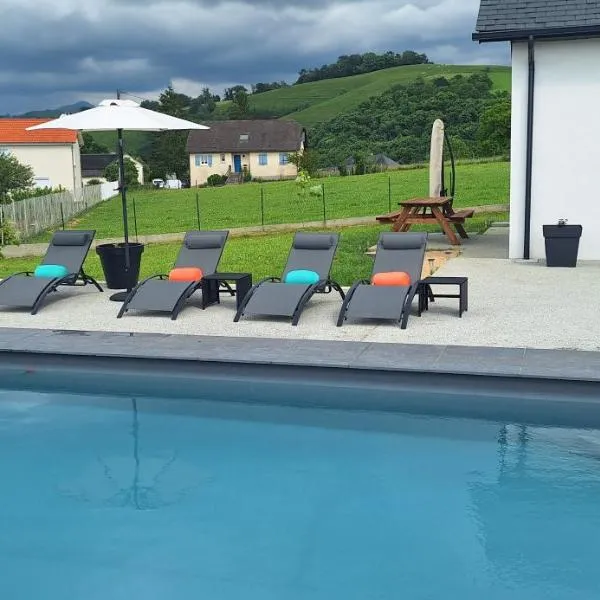 Chambres d'hôtes les Hirondelles, hotel v destinaci Lanne-en-Barétous 