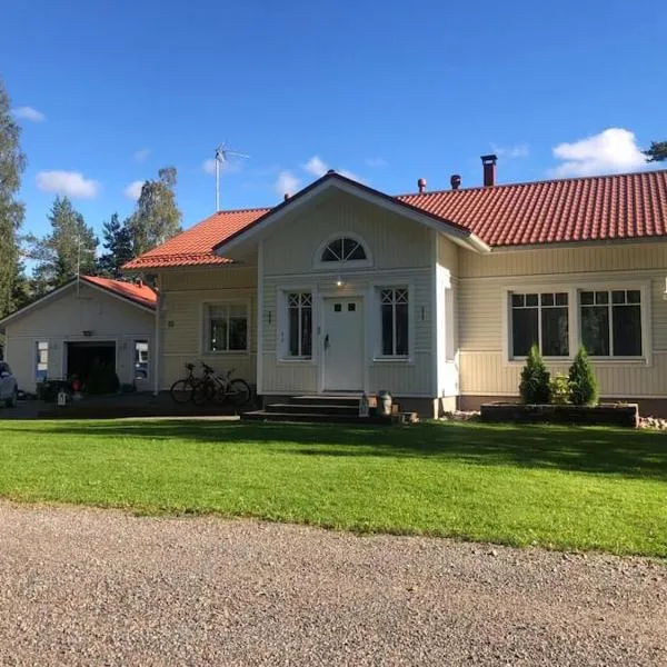 Uudehko tunnelmallinen talo, hotel v destinaci Venesjärvi