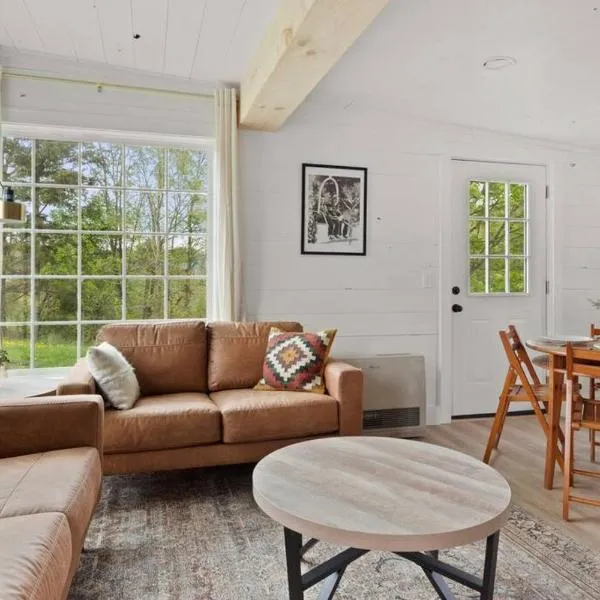 Charming & Freshly Restored Farmhouse 1 mile from center of Stowe, hotel in Stowe