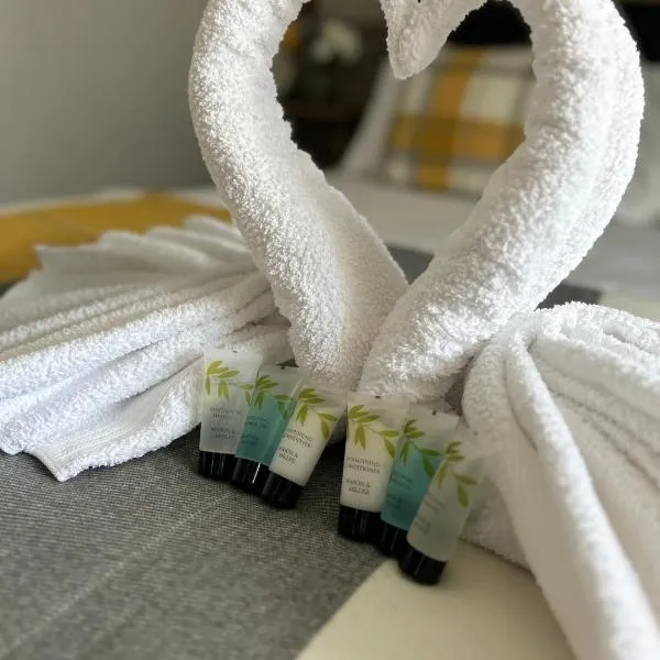 Dana guest suite, hotel in Horley