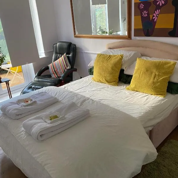 Pond Cottage, hotel in Purley