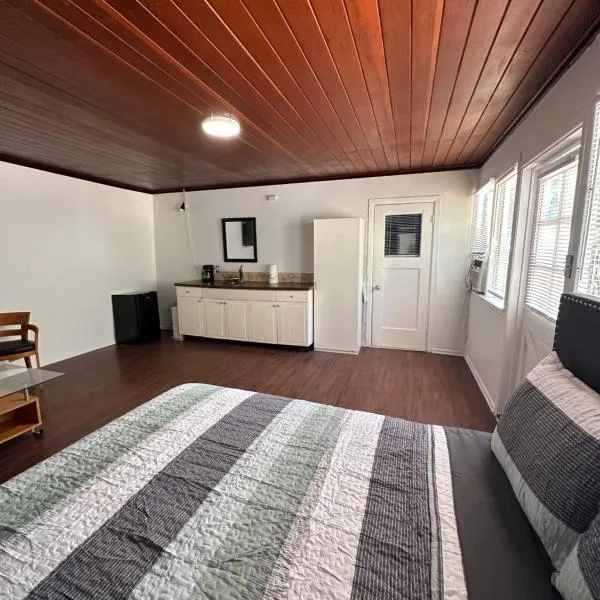 Cozy Studio with cool outdoor seating area