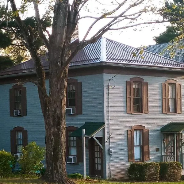 1800's Victorian Patriot House, hotel en Deersville