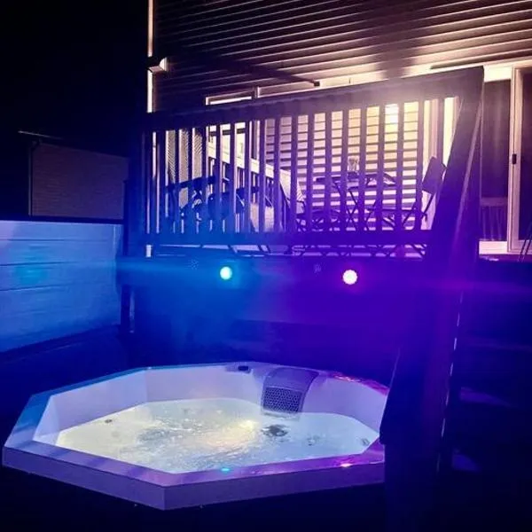 Modern Vac Home, private Hot tub, close to airport, ξενοδοχείο σε Μόνκτον