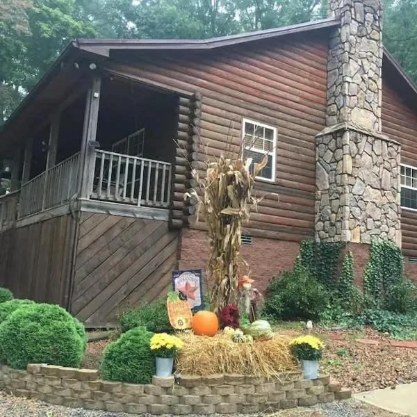 TN State Parks Open! Hikes, Waterfalls, Firepits!, hôtel à Spencer